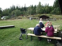 Jubileumsgjester ved Nysmia nyter kaffe og vafler
