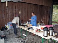 Brit og Randi i ferd med kaffekoking og vaffelsteiking