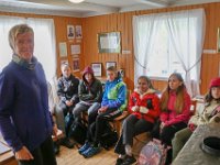 Anne-Lise Fagerheim forteller elevene litt om Mostadmark Jernverks historie inne i Contoiret.