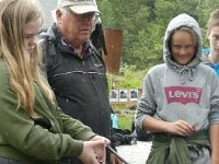 Her gir Gisle Rø instruks til elever som prøver å varme opp jern i ei feltesse.