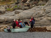 Det er såpass grunt inne ved Grønøya, at vi måtte over i en liten båt for å komme inn til og ut fra land.