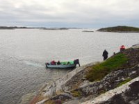 Ekskursjonen på Grunøya er slutt, - vi fraktes av båtmannskapet Harry og Roar Burø tilbake til Hitra.