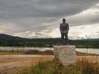 Statue av "Svartiskongen" , Karl Johan Westermark ved butikken på Rølssvaoll.