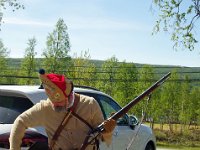 Grenader Karlsen viser fram ammunisjonstaska som tilhører uniformen fra 1700-tallet.