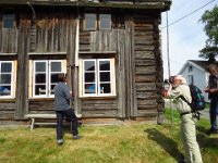 Frode Lindgjerdet, Svein Karslen og Hågen Ven studerer gammel byggeskikk på Storaunstuggu