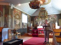 Inne i Tydal Kirke fikk vi en orientering om kirkas historie, - og om de flotte veggmaleriene inne i både kor og skip