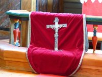 Messehagel som opprinnelig ble laget til kirkas innvielse i 1738. Tekstilene (velour) er blitt skiftet ut.