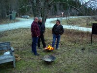 Assistentkorpset holder fyr på bålpanna utafor Contoiret