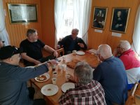 Vi ser her f.v: rundt bordet: Inge Brøseth, Steinar Lundberg, Sverre Rødven, Oddbjørn Alterskjær, Ole Buås Hansen og Trond Hagen