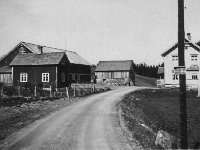 Her står Labbistuggu på Brubakken. Det er det lille huset til venstre. Bildet er sannsynligvis tatt i siste del av 1930-åra.