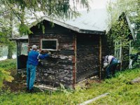 Arbeid med demontering av Labbistuggu, der den fungerte som hytte ved Litl-Foldsjøen. Per Werenskiold t.v. og Nils Bakmark