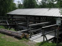 Stokklageret utenfor saga