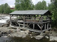 Saga som står her ble bygd i 1905, den er siden blitt brukt andre steder i Härjedalen, men satt tilbake i Ljusnedal i 1999