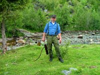 Hans Fossen med deler av heimbrentapparatet som ble funnet da man tømte Heingruva