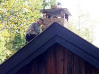 Arne Dahlen under arbeid med montasje av pipebeslag