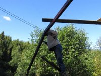 Nils Bakmark forbereder festing av treverk