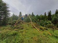 Arbeid igang med å skru fast 1,5"X3" på stålskjelettet for skruefeste for ytterpanel