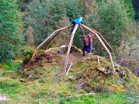 Skogskaran er i gang med montering av skruefester. Frank Fuglem øverst, Viktor Sivertsen og Kristian Rolstad