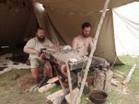 To vikingtids smeder i arbeid