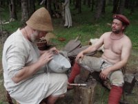 En amerikansk og en tysk "Viking" med et tidsriktig kokekar gjort av kleberstein.